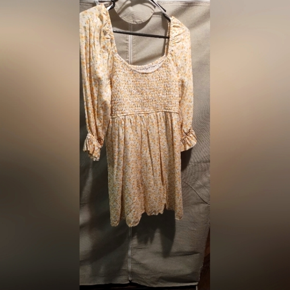 HOLLISTER SIZE L MINI FLORAL YELLOW DRESS